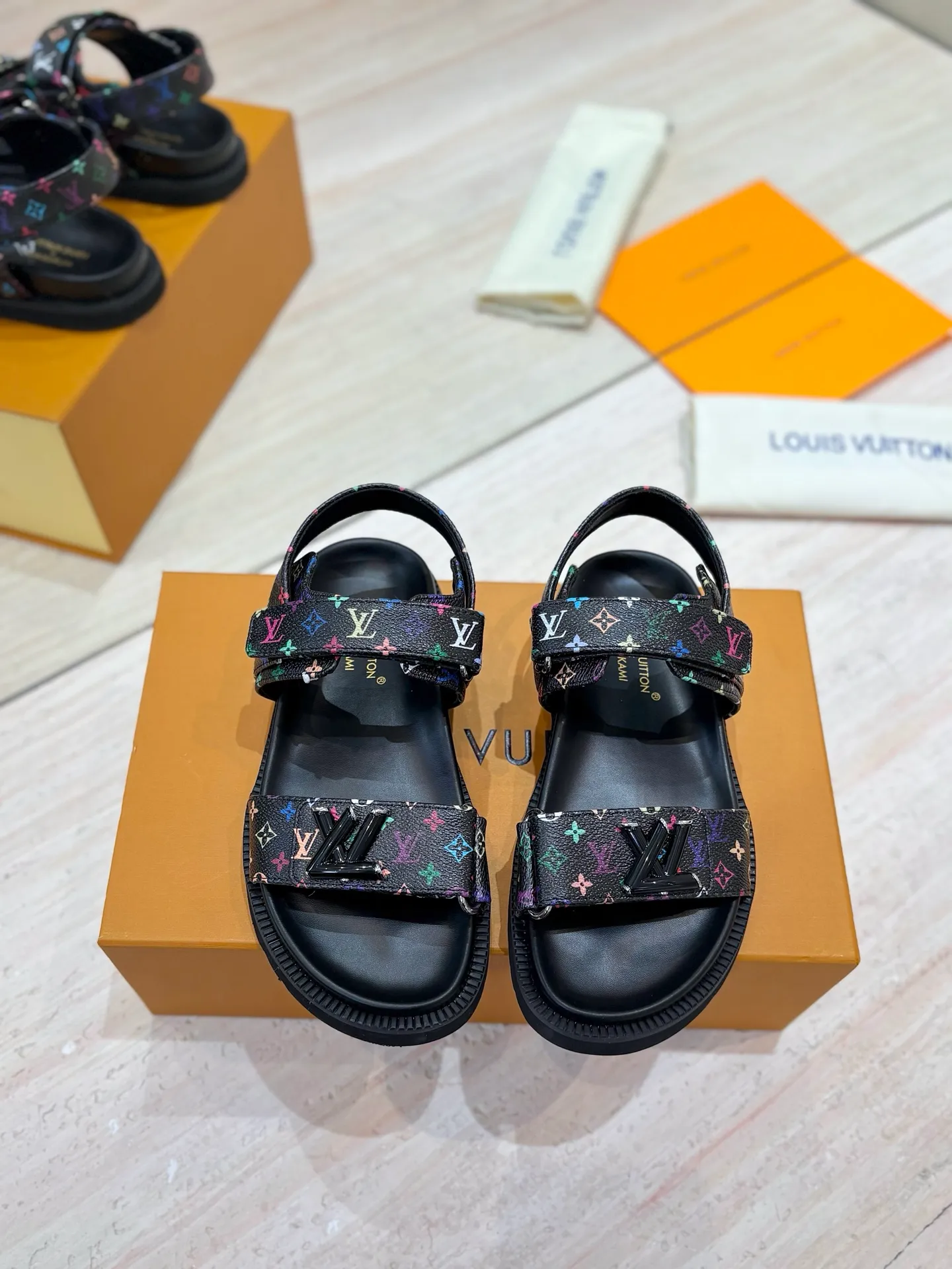 👟👟Ex-factory price 460👟👟 LV 2025 spring and summer new products 🥰 Popular LV donkey brand counters Embossed logo embossed sandals This Pool Pillow Comfort flat sandals are made of technical fabrics and use high-frequency embossing technology to reinterpret the Monogram pattern. Soft padded upper with adjustable Velcro, comfortable and tough insole adds harmonious colors 👍New hard goods, purchasing agent level! Full of high-end feel! A popular model among bloggers at home and abroad, it’s retro and fashionable and looks amazing on your feet! The official website's main recommendation 👍👍 ✅ Upper: waterproof special original fabric ✅ Inner lining: imported mixed sheepskin ✅ Outsole: original molded foam outsole ✅ Number of sizes: women's size 35-45 (women's size 41 men's 38.45, custom-made, non-refundable) ✅ Packaging: full set of drawer boxes ​